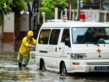 Một chiếc ô tô cấp cứu bị chết máy khi di chuyển trên đoạn ngập đường Thụy Khuê /// Ảnh Kiến Trần