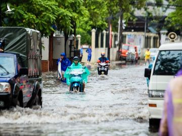 Mưa lớn, nhiều tuyến đường Hà Nội ngập sâu nửa mét - ảnh 7