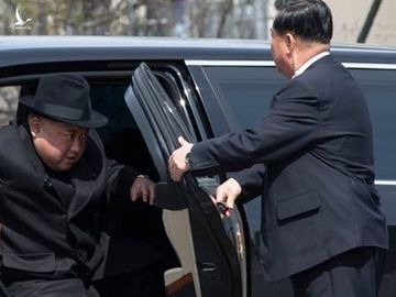 Lãnh đạo Triều Tiên Kim Jong-un bước xuống từ ôtô bọc thép để tới gặp mặt Tổng thống Nga Vladimir Putin ở Vladivostok hồi tháng 4. Ảnh: AP.