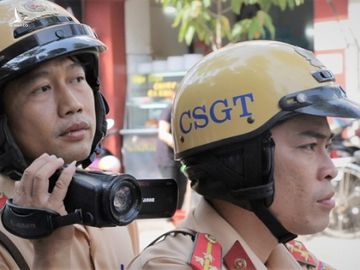 CSGT keu goi nguoi Sai Gon to vi pham giao thong qua hinh anh hinh anh 1