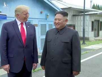 Tổng thống Trump trò chuyện cùng Chủ tịch Kim Jong-un ở biên giới liên Triều. 