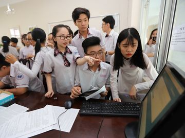 Thí sinh TP.HCM đăng ký nguyện vọng xét tuyển đại học năm 2019 - Ảnh: NHƯ HÙNG 