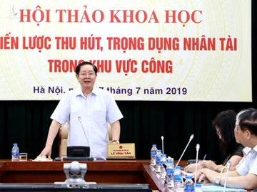 Trọng dụng nhân tài nhưng các cháu phải đợi các chú về mới đến lượt