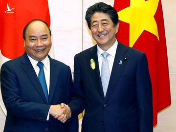 Thủ tướng Nhật Bản Abe, phải, hội đàm với Thủ tướng Việt Nam Nguyễn Xuân Phúc hôm nay.  