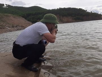 Nước hồ chuyển màu, Phó chủ tịch Hà Tĩnh vô tư rửa mặt