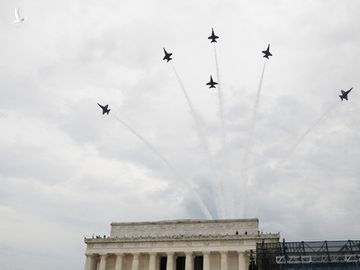 Phi đội Blue Angels biểu diễn trên đài tưởng niệm Lincoln. Ảnh: Reuters.