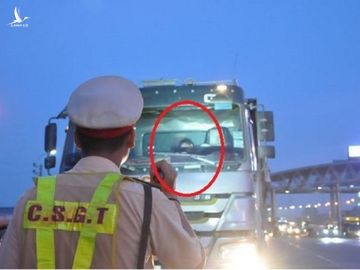 Sau nửa giờ gọi điện, tài xế vi phạm mới hợp tác với CSGT
