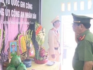 Trao bằng “Tổ quốc ghi công” cho thân nhân Trung úy công an hy sinh khi cứu đồng đội - 1