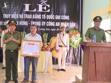 Trao bằng “Tổ quốc ghi công” cho thân nhân Trung úy công an hy sinh khi cứu đồng đội - 2