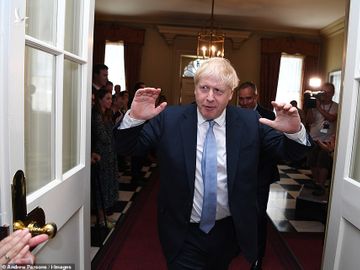 Tân Thủ tướng Anh Boris Johnson đứng trước cổng số 10 phố Downing. (Ảnh: Getty Images) 