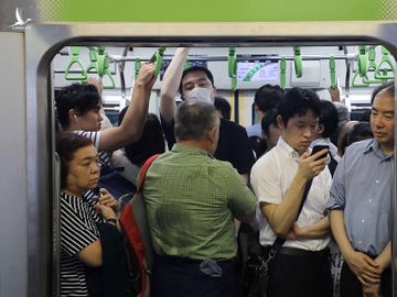 Hành khách chen cứng trên tàu điện ngầm Tokyo. Ảnh: CNN