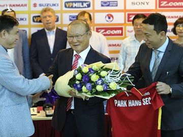 HLV Park Hang Seo hoãn đàm phán với VFF, mừng mà lo