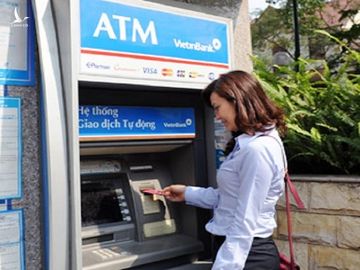 Khách hàng bực bội vì một thẻ ATM đang gánh cả "rừng" loại phí