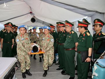 Thượng tướng Nguyễn Chí Vịnh, Thứ trưởng Bộ Quốc phòng kiểm tra công tác chuẩn bị Bệnh viện dã chiến cấp 2 số 2. 