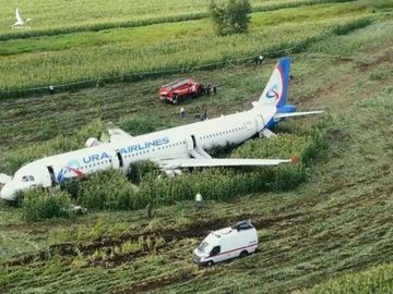 Cú hạ cánh ở cánh đồng ngô đã được so sánh với "phép màu trên dòng Hudson" cách đây 10 năm. Ảnh: AP. 