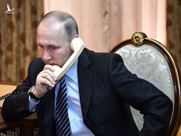 Tổng thống Putin không sử dụng bất cứ điện thoại thông minh (smartphone) hay thiết bị nhắn tin nào, và hiếm khi lên mạng internet. 