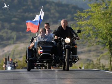 Sau màn trổ tài siêu ngầu ở Crimea, TT Putin bị người dân Nga đòi... phạt tiền vì lí do ít ai ngờ tới