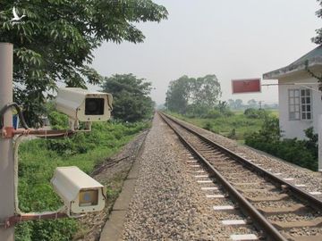 Radar được lắp đặt tại góc đường ngang để phát hiện các chướng ngại trên đường ngang. Ảnh: baogiaothong 