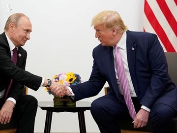 Tổng thống Mỹ Donald Trump (phải) và Tổng thống Nga Vladimir Putin gặp mặt bên lề hội nghị thượng đỉnh G20 ở Osaka, Nhật Bản, hồi cuối tháng 6. Ảnh: Reuters.