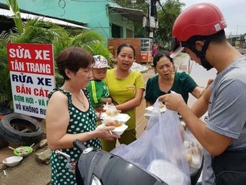 Cận cảnh cuộc sống bị đảo lộn do ngập lụt lịch sử ở Phú Quốc  - ảnh 3