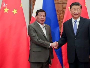 Tổng thống Philippines Rodrigo Duterte (trái) và Chủ tịch Trung Quốc Tập Cận Bình (phải) tại Bắc Kinh ngày 29/8. Ảnh: ABS-CBN. 