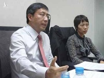 Ông Thomas Chan (trái) từng hứa thay hiệu trưởng Nguyễn Thị Thu Hải (phải). (Ảnh chụp hồi tháng 5/2012)