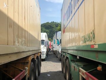 Hàng trăm xe container của VN bị Trung Quốc cấm qua biên giới do vi phạm thủ tục thông quan nhập khẩu /// ảnh: Minh Hiền