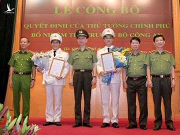 Lãnh đạo Bộ Công an chúc mừng 2 tân thứ trưởng. Ảnh: An ninh Thủ đô.