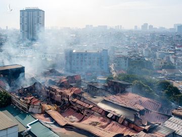 Hiện trường tan hoang sau vụ cháy ở Công ty phích nước Rạng Đông