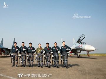 Các phi công Trung đoàn không quân 935 bên cạnh tiêm kích Su-30MK2 