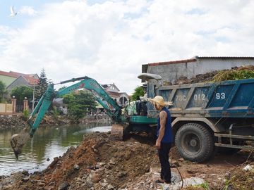 Anh Đinh Tý thuê máy múc khơi thông dòng kênh Rào Con.