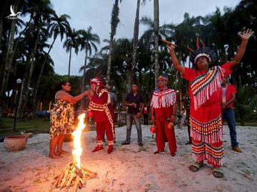 Thổ dân bản địa Suriname cầu nguyện cho rừng rậm Amazon được bảo vệ - Ảnh: REUTERS 