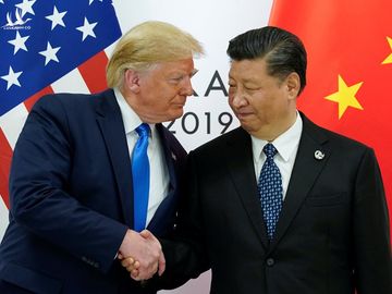 Cái bắt tay của Tổng thống Mỹ Donald Trump và Chủ tịch Trung Quốc Tập Cận Bình. 