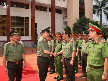 Bộ trưởng Tô Lâm thăm hỏi cán bộ, chiến sỹ Công an tỉnh Quảng Ninh.