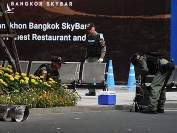 Cảnh sát tại hiện trường một vụ nổ ở Bangkok.