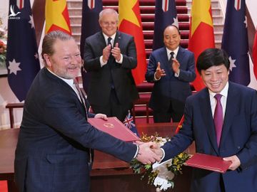 Ông Nguyễn Thanh Hùng, Chủ tịch Hội đồng sáng lập Sovico Group ký kết biên bản hợp tác với ông David Fox, Chủ tịch điều hành của Linfox Airports (Ảnh: VGP)