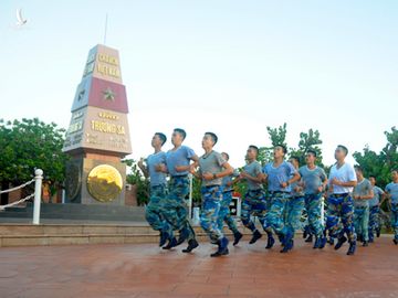 Chiến sĩ đảo Trường Sa Lớn luyện tập thể dục thể thao hằng ngày để đảm bảo sức khỏe, sẵn sàng đáp ứng yêu cầu nhiệm vụ. (Ảnh: Thành An). 