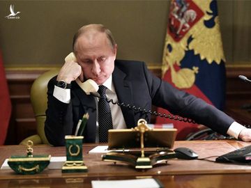 Tổng thống Nga Putin sử dụng điện thoại cố định tại bàn làm việc của mình. Ảnh: Sputnik. 