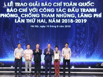 Thủ tướng Nguyễn Xuân Phúc, Thường trực Ban Bí thư Trần Quốc Vượng trao giải Nhất cho các tác giả đoạt giải.  