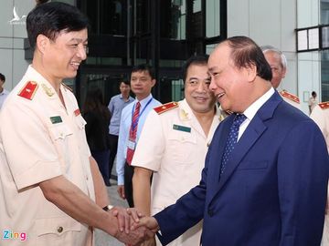 Thiếu tướng Nguyễn Duy Ngọc trong một lần đón Thủ tướng Nguyễn Xuân Phúc đến thăm Tổng cục cảnh sát. Ảnh: Bá Chiêm.