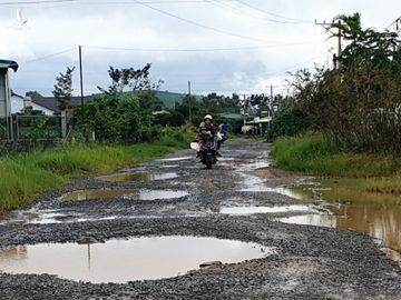 Bảo Lộc ngổn ngang sau trận lũ kinh hoàng - ảnh 18