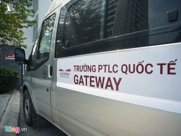 Quan Cau Giay thong tin vu be trai bi bo quen tren oto truong Gateway hinh anh 1 