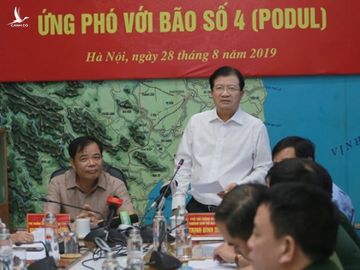 Phó thủ tướng Trịnh Đình Dũng chỉ đạo tại cuộc họp ứng phó bão số 4 /// Ảnh Hoàng Phan