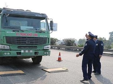 can-bo-giao-thong-nhan-tien-ty-bao-ke-xe-vi-pham1123