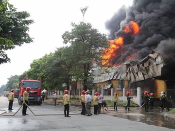 Lực lượng cứu hoả nhanh chóng dẫn nước vào dập đám cháy. 