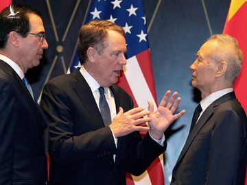 Đại diện Thương mại Mỹ Robert Lighthizer (giữa), Bộ trưởng Tài chính Mỹ Steven Mnuchin (trái) cùng Phó thủ tướng Trung Quốc Lưu Hạc tại Thượng Hải ngày 31/7.  