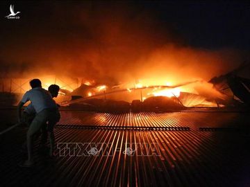 Người dân lên mái nhà, tham gia dập lửa.