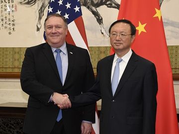 Ông Dương Khiết Trì (phải) trong cuộc gặp Ngoại trưởng Mỹ Mike Pompeo vào tháng 11 năm ngoái tại New York. (Ảnh: AP)