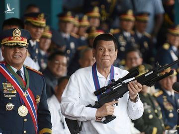 Tổng thống Rodrigo Duterte chụp ảnh cùng lực lượng cảnh sát 