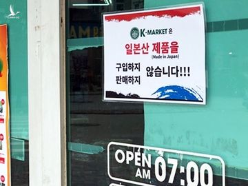 Một siêu thị K-Market tại khu Nam Từ Liêm, Hà Nội thông báo không bán hàng xuất xứ Nhật Bản. Ảnh: Anh Tú. 